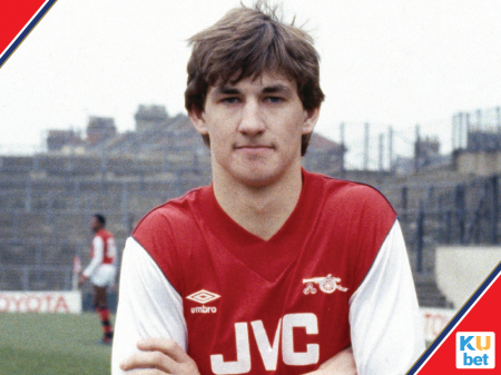 โทนี่ อดัมส์ นักเตะอาร์เซนอล โทนี่ อดัมส์ นักเตะอาร์เซนอล